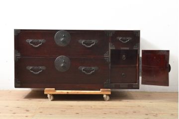 アンティーク家具　美品　明治大正期　前面栗材　大きな桜丸金具が目を惹く漆のきれいな米沢箪笥ローボード(ローチェスト、和たんす、収納箪笥、時代箪笥、整理タンス)(R-058022)