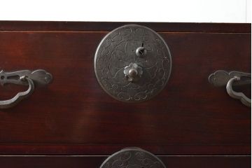 アンティーク家具　美品　明治大正期　前面栗材　大きな桜丸金具が目を惹く漆のきれいな米沢箪笥ローボード(ローチェスト、和たんす、収納箪笥、時代箪笥、整理タンス)(R-058022)