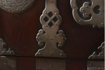 アンティーク家具　美品　明治大正期　前面栗材　大きな桜丸金具が目を惹く漆のきれいな米沢箪笥ローボード(ローチェスト、和たんす、収納箪笥、時代箪笥、整理タンス)(R-058022)