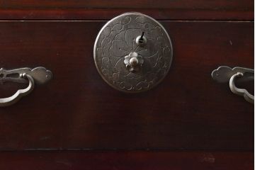 アンティーク家具　美品　明治大正期　前面栗材　大きな桜丸金具が目を惹く漆のきれいな米沢箪笥ローボード(ローチェスト、和たんす、収納箪笥、時代箪笥、整理タンス)(R-058022)