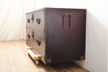 アンティーク家具　美品　明治大正期　前面栗材　大きな桜丸金具が目を惹く漆のきれいな米沢箪笥ローボード(ローチェスト、和たんす、収納箪笥、時代箪笥、整理タンス)(R-058023)
