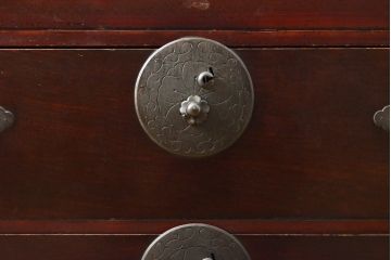 アンティーク家具　美品　明治大正期　前面栗材　大きな桜丸金具が目を惹く漆のきれいな米沢箪笥ローボード(ローチェスト、和たんす、収納箪笥、時代箪笥、整理タンス)(R-058023)