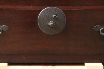 アンティーク家具　美品　明治大正期　前面栗材　大きな桜丸金具が目を惹く漆のきれいな米沢箪笥ローボード(ローチェスト、和たんす、収納箪笥、時代箪笥、整理タンス)(R-058023)