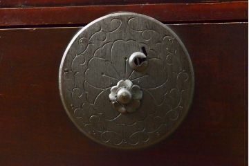 アンティーク家具　美品　明治大正期　前面栗材　大きな桜丸金具が目を惹く漆のきれいな米沢箪笥ローボード(ローチェスト、和たんす、収納箪笥、時代箪笥、整理タンス)(R-058023)