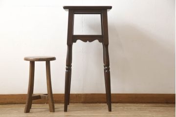 和製ビンテージ　民芸家具　細く伸びる脚がスタイリッシュなサイドテーブル(花台、飾り台、ヴィンテージ)(R-058024)