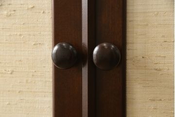 中古　美品　希少!!　松本民芸家具　葛布(くずふ)入り扉が目を引くブックケース(本箱、本棚、書棚、キャビネット、収納棚、戸棚)(R-058027)