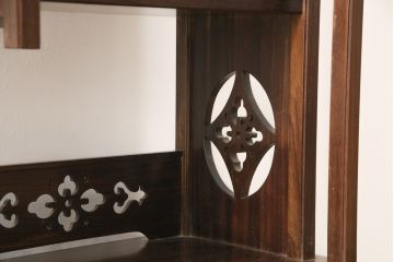超激レア　和製ヴィンテージ　YAMAHA(山葉・日本楽器)　総紫檀(シタン)　彫刻　上品でモダンな佇まいの飾り棚(ビンテージ、茶棚、茶箪笥、戸棚、収納棚、違い棚、陳列棚)(定価約100万円)(R-058034)