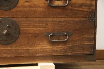 和製アンティーク　蝶金具　時代を経た趣が感じられる総桐米沢箪笥(重ね箪笥、総桐箪笥、桐たんす、着物タンス、和服タンス、収納箪笥)(R-058038)