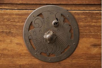和製アンティーク　蝶金具　時代を経た趣が感じられる総桐米沢箪笥(総桐箪笥、桐たんす、着物タンス、和服タンス、収納箪笥)(R-058040)