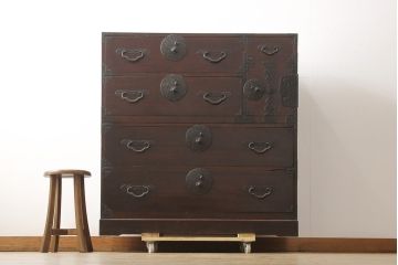 和製アンティーク　超美品　前面栗材　趣ある金具が魅力的!漆のきれいな米沢箪笥(重ね箪笥、和たんす、収納箪笥、時代箪笥、整理タンス)(R-058053)