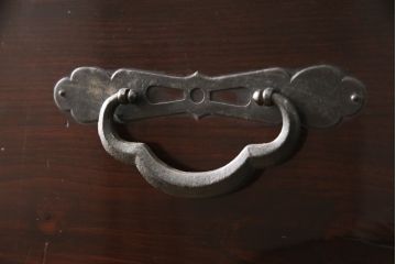 和製アンティーク　超美品　前面栗材　趣ある金具が魅力的!漆のきれいな米沢箪笥(重ね箪笥、和たんす、収納箪笥、時代箪笥、整理タンス)(R-058053)