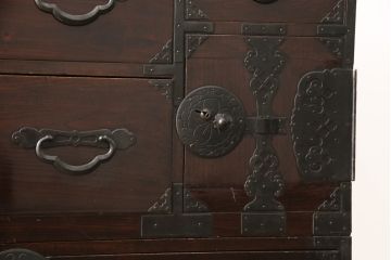 和製アンティーク　超美品　前面栗材　趣ある金具が魅力的!漆のきれいな米沢箪笥(重ね箪笥、和たんす、収納箪笥、時代箪笥、整理タンス)(R-058053)