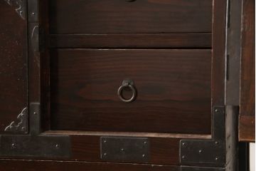 和製アンティーク　超美品　前面栗材　趣ある金具が魅力的!漆のきれいな米沢箪笥(和たんす、収納箪笥、時代箪笥、整理タンス)(R-058054)