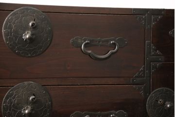 和製アンティーク　超美品　前面栗材　趣ある金具が魅力的!漆のきれいな米沢箪笥(和たんす、収納箪笥、時代箪笥、整理タンス)(R-058054)