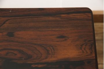 北欧ビンテージ　美品　ノルウェー　S MOBLER(モブラー)　rasmus solberg cabinetmaker norway(ラスムスソルベルグ)　ローズウッド材　シンプルなデザインで取り入れやすいセンターテーブル(ローテーブル、作業台、ヴィンテージ)(R-058056)