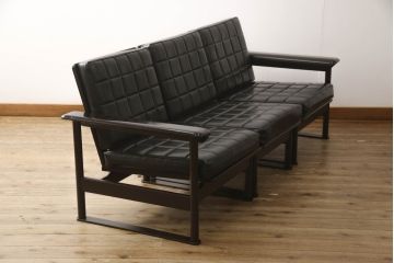 ヴィンテージ　ミッドセンチュリー　合皮　部屋をシャープに引き締めるブラックが効いた3人掛けソファ(三人掛け、3P、ビンテージ)(R-058063)