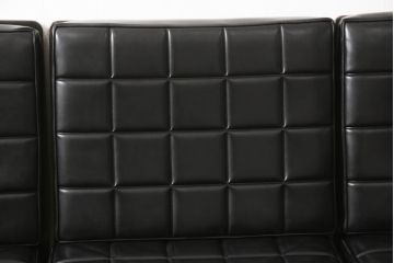 ヴィンテージ　ミッドセンチュリー　合皮　部屋をシャープに引き締めるブラックが効いた3人掛けソファ(三人掛け、3P、ビンテージ)(R-058063)