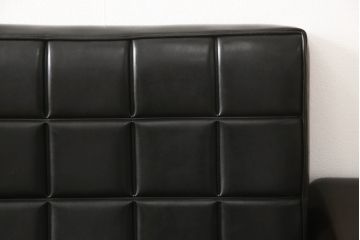 ヴィンテージ　ミッドセンチュリー　合皮　部屋をシャープに引き締めるブラックが効いた3人掛けソファ(三人掛け、3P、ビンテージ)(R-058063)