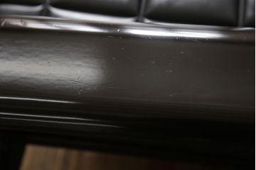 ヴィンテージ　ミッドセンチュリー　合皮　部屋をシャープに引き締めるブラックが効いた3人掛けソファ(三人掛け、3P、ビンテージ)(R-058063)