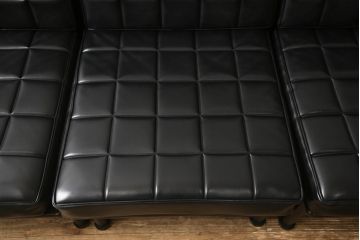 ヴィンテージ　ミッドセンチュリー　合皮　部屋をシャープに引き締めるブラックが効いた3人掛けソファ(三人掛け、3P、ビンテージ)(R-058063)