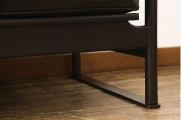 ヴィンテージ　ミッドセンチュリー　合皮　部屋をシャープに引き締めるブラックが効いた3人掛けソファ(三人掛け、3P、ビンテージ)(R-058063)
