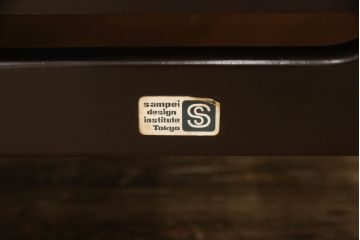 ヴィンテージ　ミッドセンチュリー　合皮　部屋をシャープに引き締めるブラックが効いた3人掛けソファ(三人掛け、3P、ビンテージ)(R-058063)