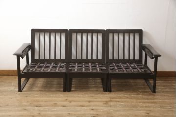 ヴィンテージ　ミッドセンチュリー　合皮　部屋をシャープに引き締めるブラックが効いた3人掛けソファ(三人掛け、3P、ビンテージ)(R-058063)