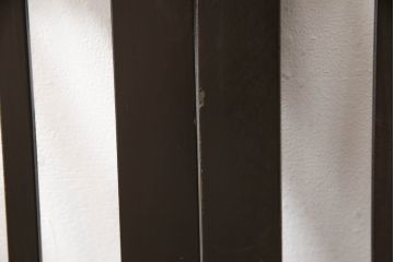 ヴィンテージ　ミッドセンチュリー　合皮　部屋をシャープに引き締めるブラックが効いた3人掛けソファ(三人掛け、3P、ビンテージ)(R-058063)