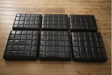 ヴィンテージ　ミッドセンチュリー　合皮　部屋をシャープに引き締めるブラックが効いた3人掛けソファ(三人掛け、3P、ビンテージ)(R-058063)