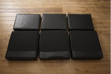 ヴィンテージ　ミッドセンチュリー　合皮　部屋をシャープに引き締めるブラックが効いた3人掛けソファ(三人掛け、3P、ビンテージ)(R-058063)