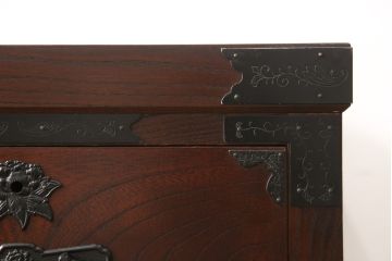 中古　美品　ケヤキ(欅)材・中桐　落ち着いた品のある佇まいが魅力的な国産民芸箪笥(和箪笥、収納箪笥、引き出し、チェスト)(R-058064)