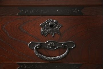 中古　美品　ケヤキ(欅)材・中桐　落ち着いた品のある佇まいが魅力的な国産民芸箪笥(和箪笥、収納箪笥、引き出し、チェスト)(R-058064)