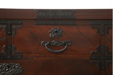 中古　美品　ケヤキ(欅)材・中桐　落ち着いた品のある佇まいが魅力的な国産民芸箪笥(和箪笥、収納箪笥、引き出し、チェスト)(R-058064)