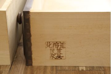 中古　北海道民芸家具　鏡付き　上質な佇まいが格調高いワードローブ(キャビネット、洋服タンス、収納棚)(R-058065)