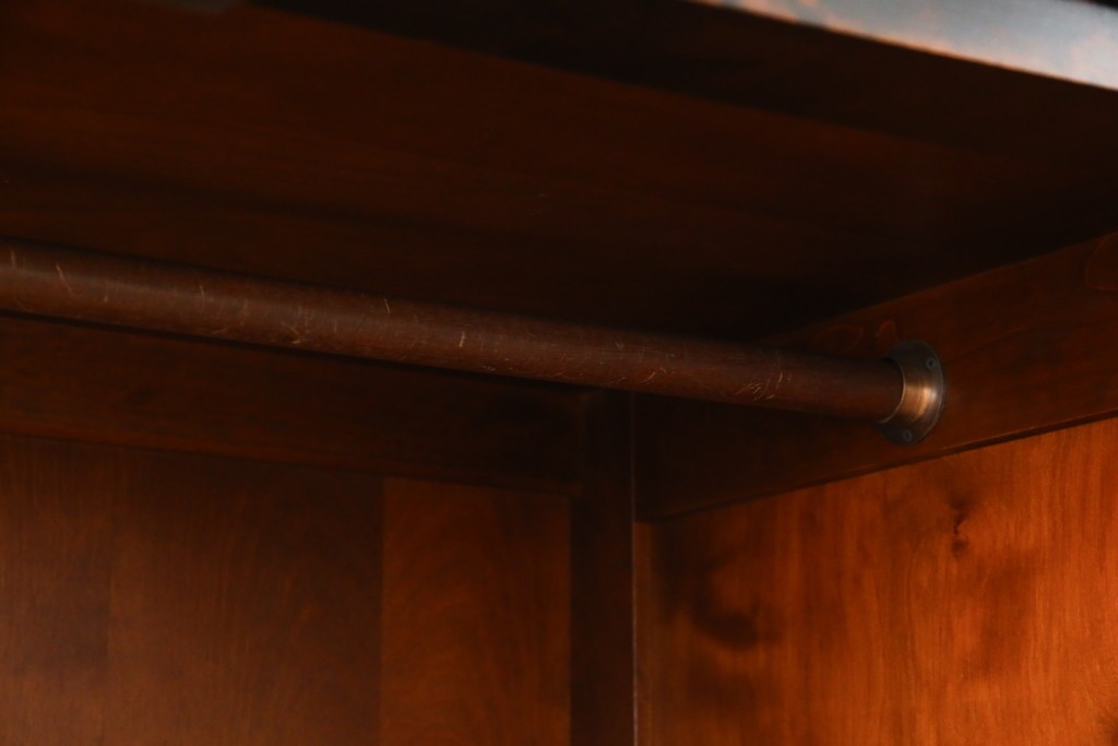 中古　北海道民芸家具　鏡付き　上質な佇まいが格調高いワードローブ　(R-058065)