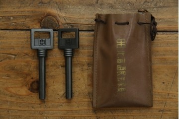 中古　北海道民芸家具　鏡付き　上質な佇まいが格調高いワードローブ　(R-058065)