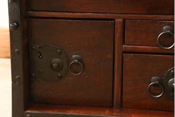 和製アンティーク　欅(ケヤキ)材　細やかな手仕事の金具が魅力的な船箪笥(掛硯型、懸硯型、舟箪笥、和箪笥、時代箪笥、小物収納)(R-058068)
