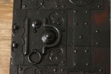 和製アンティーク　欅(ケヤキ)材　細やかな手仕事の金具が魅力的な船箪笥(掛硯型、懸硯型、舟箪笥、和箪笥、時代箪笥、小物収納)(R-058068)