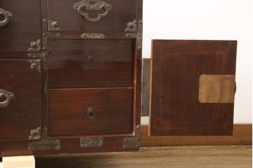 和製アンティーク　前面栗材　桜金具　漆塗り　繊細な金具が魅力的な重ね米沢箪笥(収納箪笥、チェスト、引き出し、和たんす、時代箪笥)(R-058071)