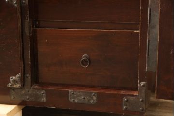 和製アンティーク　前面栗材　桜金具　漆塗り　繊細な金具が魅力的な重ね米沢箪笥(収納箪笥、チェスト、引き出し、和たんす、時代箪笥)(R-058071)