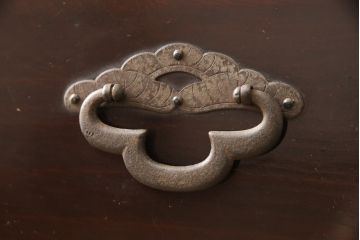 和製アンティーク　前面栗材　桜金具　漆塗り　繊細な金具が魅力的な重ね米沢箪笥(収納箪笥、チェスト、引き出し、和たんす、時代箪笥)(R-058071)