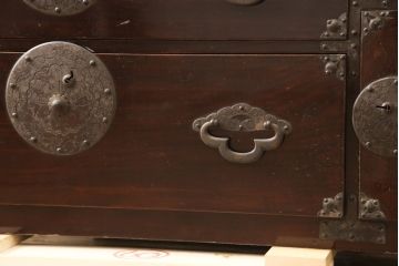 和製アンティーク　前面栗材　桜金具　漆塗り　繊細な金具が魅力的な重ね米沢箪笥(収納箪笥、チェスト、引き出し、和たんす、時代箪笥)(R-058071)