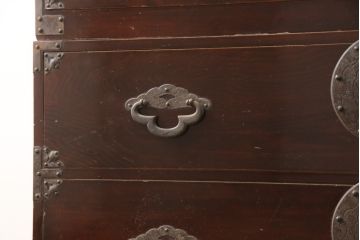 和製アンティーク　前面栗材　桜金具　漆塗り　繊細な金具が魅力的な重ね米沢箪笥(収納箪笥、チェスト、引き出し、和たんす、時代箪笥)(R-058071)