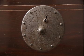 和製アンティーク　前面栗材　桜金具　漆塗り　繊細な金具が魅力的な重ね米沢箪笥(収納箪笥、チェスト、引き出し、和たんす、時代箪笥)(R-058071)
