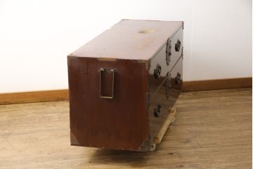 和製アンティーク　前面栗材　桜金具　漆塗り　繊細な金具が魅力的な米沢箪笥ローボード(ローチェスト、テレビ台、引き出し、和たんす、時代箪笥)(R-058072)