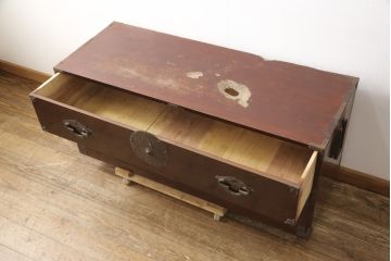 和製アンティーク　前面栗材　桜金具　漆塗り　繊細な金具が魅力的な米沢箪笥ローボード(ローチェスト、テレビ台、引き出し、和たんす、時代箪笥)(R-058072)