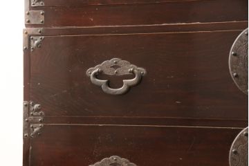 和製アンティーク　前面栗材　桜金具　漆塗り　繊細な金具が魅力的な米沢箪笥ローボード(ローチェスト、テレビ台、引き出し、和たんす、時代箪笥)(R-058072)
