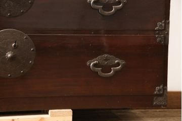 和製アンティーク　前面栗材　桜金具　漆塗り　繊細な金具が魅力的な米沢箪笥ローボード(ローチェスト、テレビ台、引き出し、和たんす、時代箪笥)(R-058072)