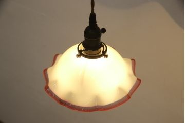 アンティーク照明　赤縁フリル　レトロなデザインが可愛らしい吊り下げ照明(ペンダントライト、天井照明、シェード、電笠)(R-058074)
