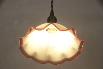 アンティーク照明　赤縁フリル　レトロなデザインが可愛らしい吊り下げ照明(ペンダントライト、天井照明、シェード、電笠)(R-058074)